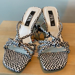 Polka-klackar   - Splitternya polka-klackar från Zara. Aldrig använda, prislappen fortfarande på. 