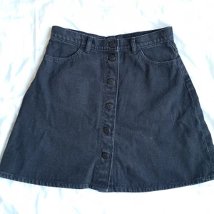 Monki jeanskjol svart  - Aldrig använd monki kjol. Svart jeans stl 38. Etiketten är avklippt nypris 399:-