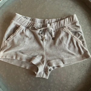 Odd Molly mjukisshorts - Gråa mjukisshorts från Odd Molly med söta detaljer. 