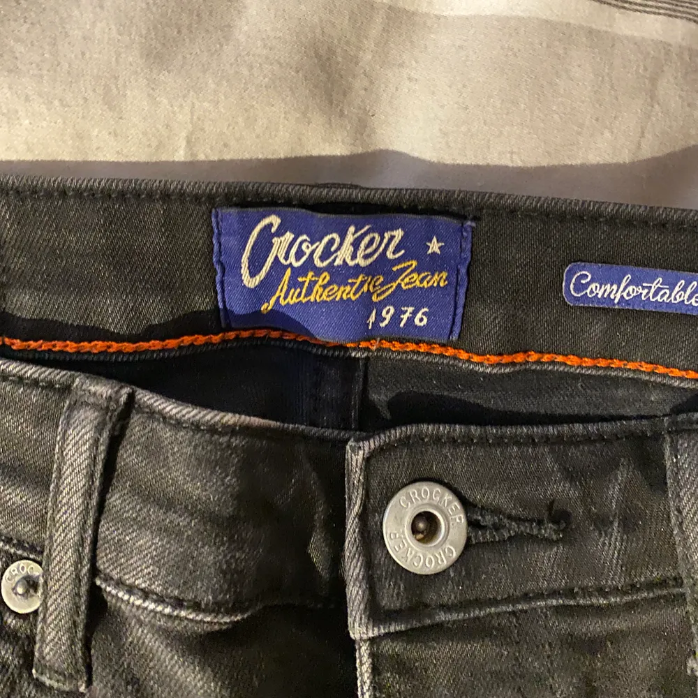 Så snygga jeans från Crocker!!! 🧚🏼Midwaist/highwaist, säljer då den inte passar mig längre, är 177 och dem slutar precis vid fotknölen. Köparen står för frakten ❤️. Jeans & Byxor.