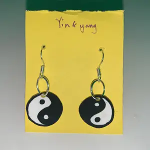 örhängen inspirerade av yin och yang. nickelfria