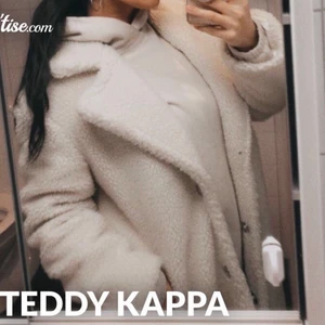 Vit teddy jacka  - Säljer nu min favorit jacka då jag ska flytta till varmare bredd grader. Storlek s men passar även  M  knappar och två fickor.  Har både knappar och ett skärp till. 