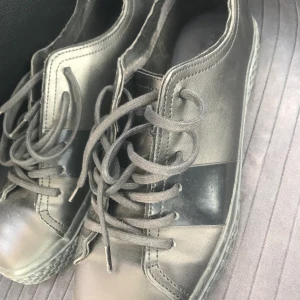 Svarta skor från zara - Solljuset stör förgen i bilden, men de är helt svarta och rena köpta för 699kr 