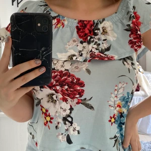 Blommig blus - SÅ FIN! Väldigt somriga färger och passformen är perfekt! Man kan bära den på flera olika sätt och efter sina egna preferenser!😍 köpt för 200kr. Köparen står för ev fraktkostnader!💕💕