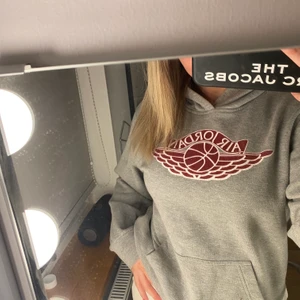 Air Jordan hoodie, storlek M - Säljer min Air Jordan hoodie då den inte kommer till användning. Den är köpt från Second hand och är lite oversized💕SKRIV I KOMMMENTARERNA OM NI ÄR INTRESSERADE🤗budgivning kommer att pågå