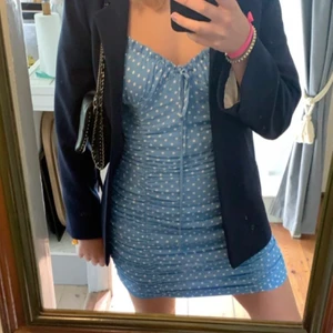 Klänning Zara - Söt figursydd klänning med puffärmar ifrån Zara, väldigt populär men säljs inte längre. Använd endast 2 gånger, storlek M men passar S-XL då den är stretchig💓