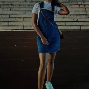 Jeans overall kjol  - Från Primark. Använd endast den gången på bilden. Nästan nyskick alltså! 