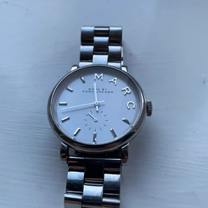 Klocka Marc by Marc Jacobs - Klocka från Marc by Marc Jacobs. Använd i ca ett år. 