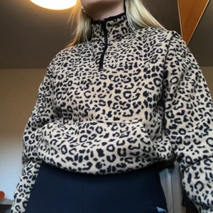 Fleecetröja - Jätteskön croppad fleecetröja i leoprint. Skriv för frågor⭐️ kan mötas upp/skicka! 
