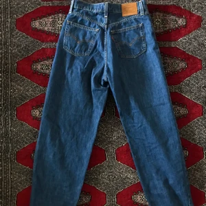HELT NYA! Levis balloon leg jeans!  - Helt nya! Aldrig använda! Nypris 1150kr. Ett par högmidjade Levis jeans. Modell Balloon leg. Storlek w27. Fin blå färg. Skriv för fler bilder/mått! Allt så bort på min sida pga flytt! Priser går att diskutera! :)