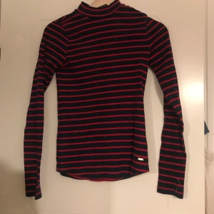 Polotröja  - Röd å blå randig från lindex 