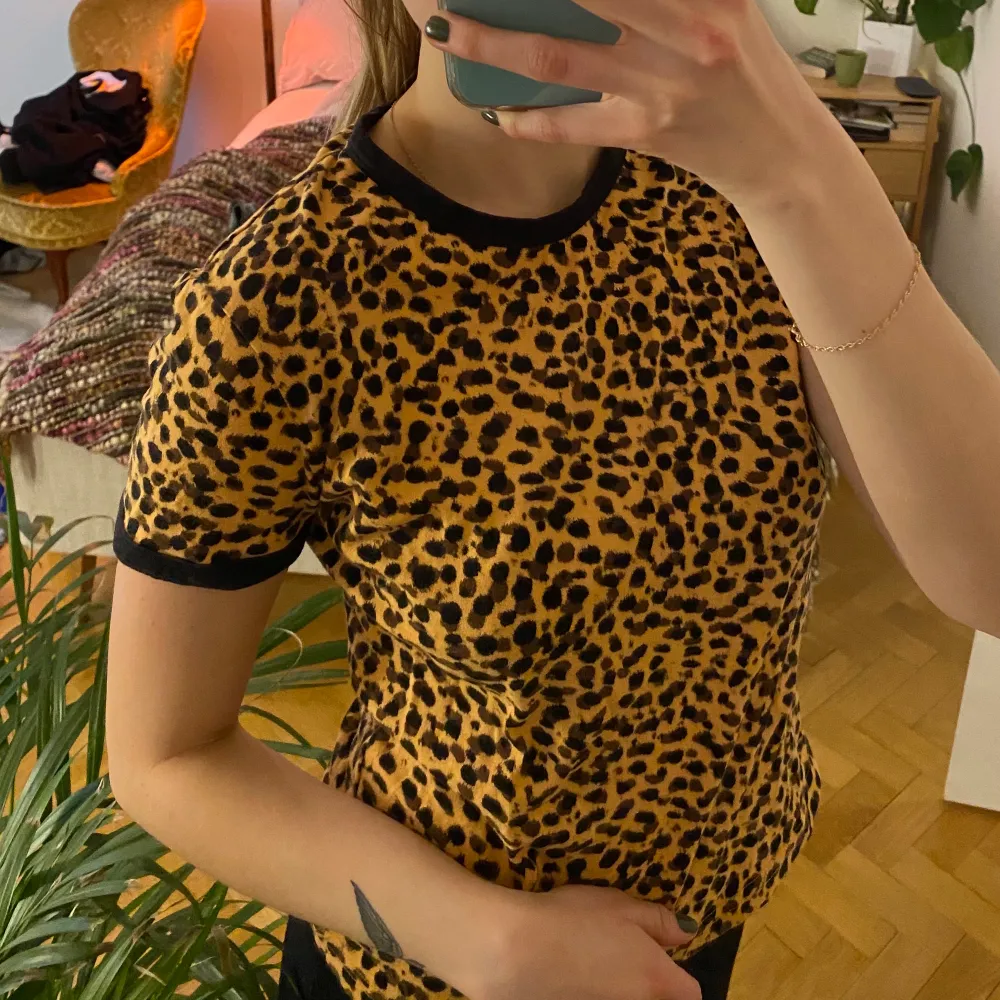Leopard t-shit från & other stories. T-shirts.