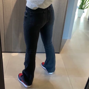 Bootcutjeans från ginatricot - Säljer mina svarta (tvättad svart) jeans från Ginatricot då de inte kommer till användning längre💕 Frakt tillkommer!