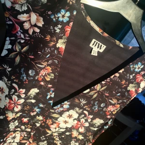 Långklänning  - Blommig långklänning med slits. Använd 1 gång. 