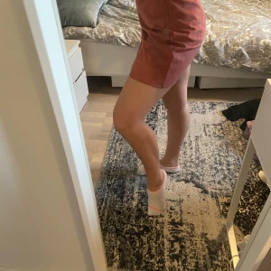 Mocka kjol - Säljer denna mocka-kjol eftersom att den är för stor och aldrig kommit till användning❤️Köpare står för frakt!