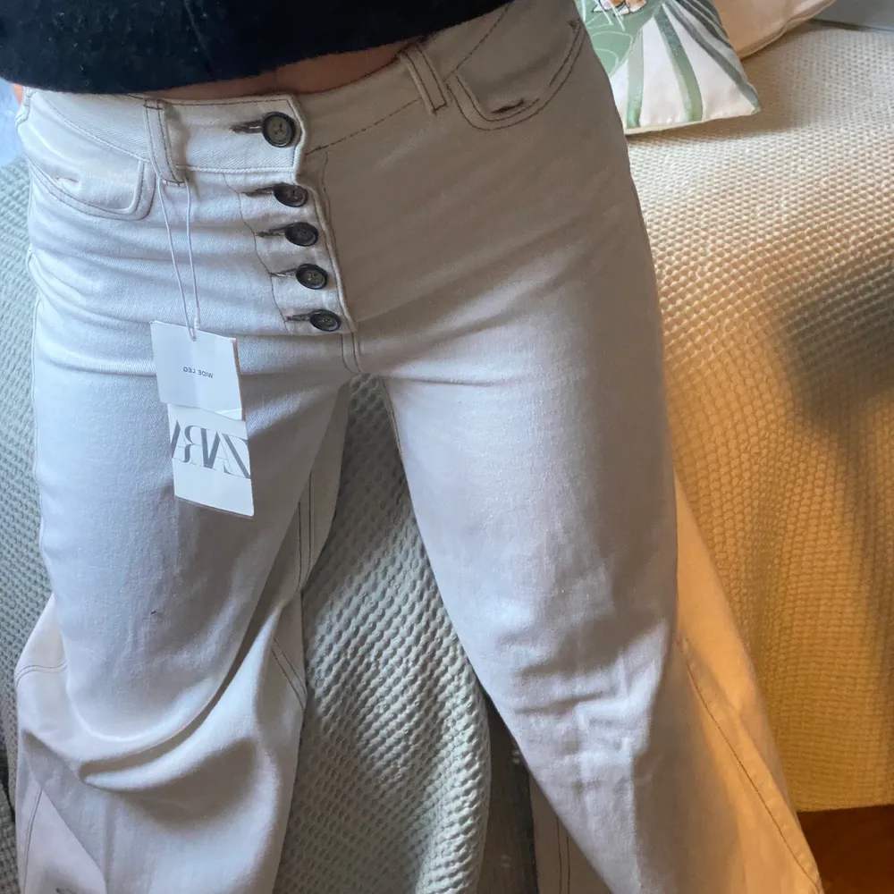 Hallojs, jag säljer mina oanvända ”wide leg jeans” i strl 34 (passar 36 och 38 pga stor i storlek)ifrån Zara. Säljer pga ingen användning då de är för långa och blir då för breda för mig, jag är 1,59. Dem är sjukt snygga på andra som jag sett har dem dock! Buda!!!!!❤️. Jeans & Byxor.