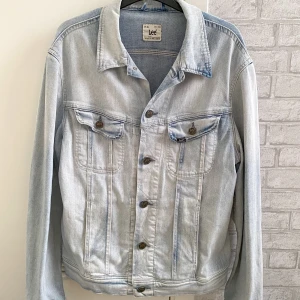Jeansjacka från Lee - Jeansjacka från Lee! Perfekt till våren och möjligtvis sommaren! köptes i somras för 350 kr från Myrorna. 300kr inkl frakt. (Spårbar)