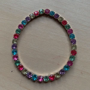 Smycke - Ett armband med små färgglada stenar!