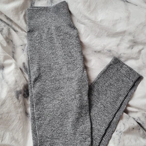 Tränings tights - Jätte sköna och fina tränings tights i lite tjockare material, dom har hög midja och är seamless. Bara använd vid 3 tillfällen och säljer dom för att de är för små nu. Dom liknar gymsharks tights.