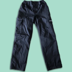 Sour Solution cargobyxor - Fina cargobyxor som ej kommer till användning och säljer därav. Stretch i midjan så passar de flesta