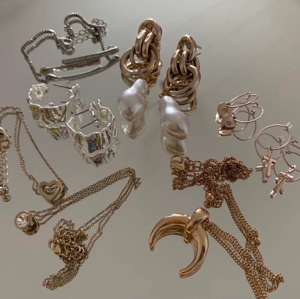 Säljer dessa smycken vissa är från nakd och har ej använts 1st = 60kr   2 = 90kr     3 = 120kr  plus frakt obs! Två smycken har färgat av sig lite, det märks dock inte om man inte kollar noggrant . Accessoarer.