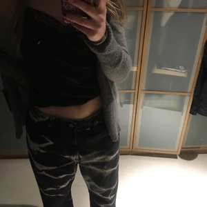 Låg midjade jeans - Coola jeans köpta på weekday i storlek 40. Sitter väldigt låg midjat och är rätt baggy. Buda i kommentarerna💞