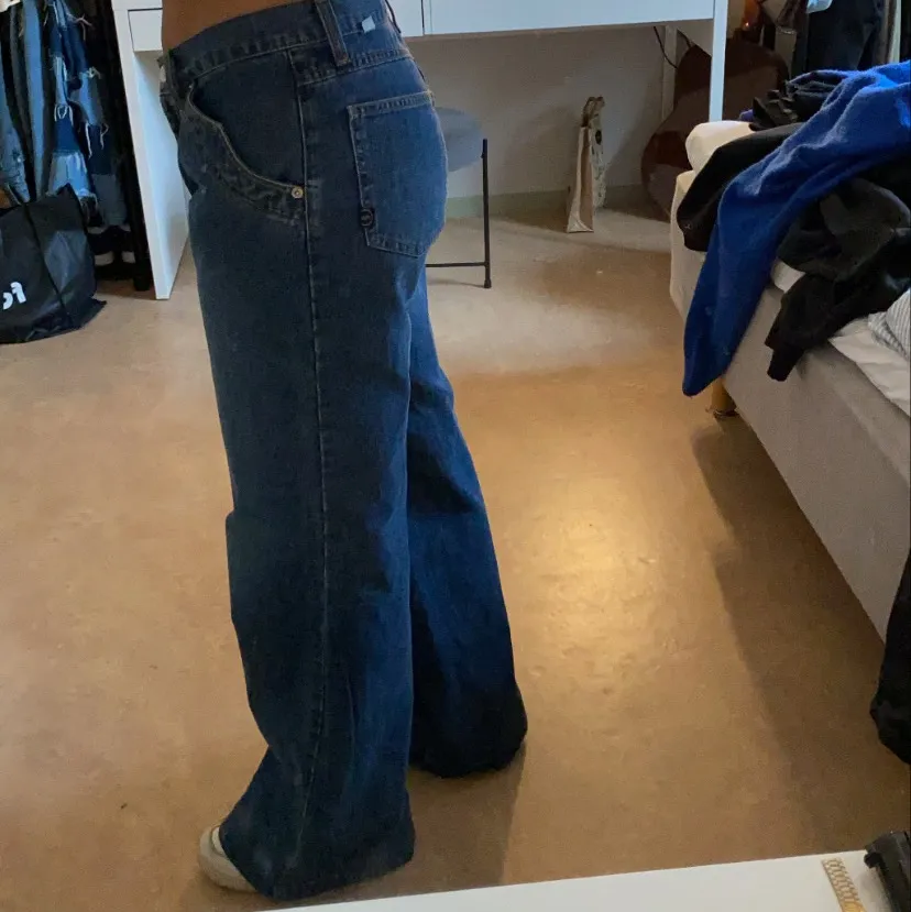 Mörkblåa jeans med broderad sol på västra bakficka. Normalmidjade. Jag är 164 och dom är lite för långa. . Jeans & Byxor.