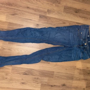 Molly jeans - Molly jeans! Storlek S men tycker de sitter lite för tajt för mig! 