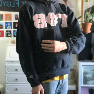 Champion hoodie - Blå och rosa Champion reverse wave hoodie. Tjock och skön att ha på sig! På lappen med storlek mm har texten försvunnit men skulle gissa på att det är en M-L 