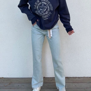 Emelie malou x nakd  - Säljer ett par helt nya oanvända jeans med slits och med lapparna kvar, i stl 38 men skulle säga att de snarare passar 34/36. Superfina, säljer då jag inte får någon användning av dem. Perfekta nu till våren☺️ skriv för fler bilder❤️ passar någon i längden 165 och ner💗