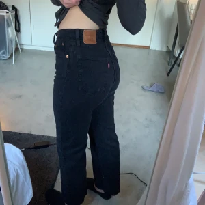 Levis Ribcage Straight  - Sköna jeans sitter bra vid rumpan. Går till mina fotleder och är 160 cm. Går att diskutera priset 💕