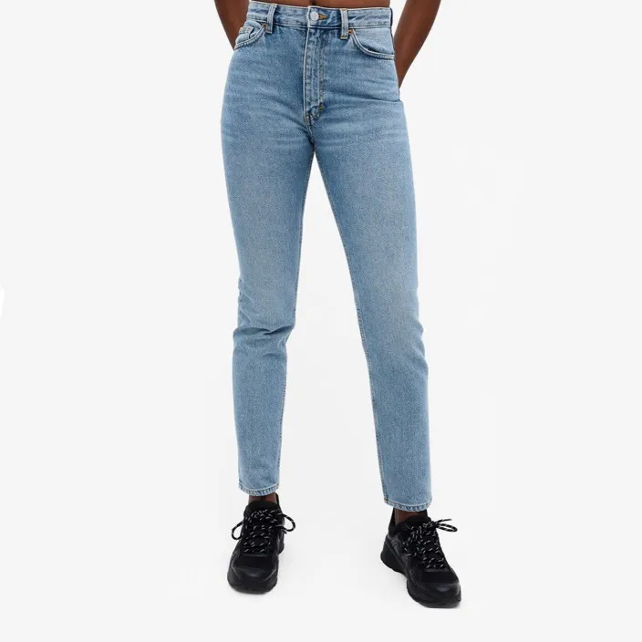 Jeans från Monki i modellen Kimomo, i storlek 24. Köpta här på Tise men har knappt använt dem, så de i bra skick!🤩 Tveka inte vid frågor och bilder 😇 Köparen står för frakten 😌. Jeans & Byxor.