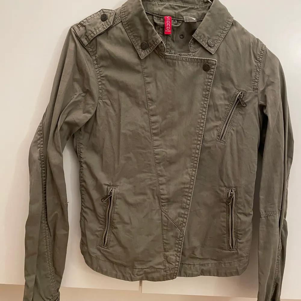 Khaki grön vår jacka från h&m fint skick endast skrynklig hängt i garderoben . Jackor.