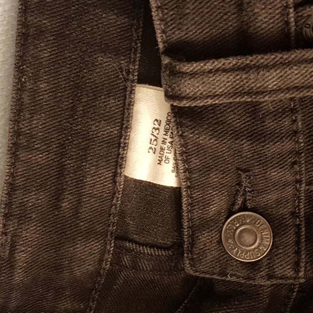 Unika Ralph Lauren jeans, nästan som tie dye! Svarta  och vita. Varan är i mycket bra skick. Väldigt unika men fortfarande ett märkesplagg. Kostade över 1000 kroner men säljer direkt för 200 kr utan budgivning.. Jeans & Byxor.