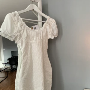 Tiger mist klänning - SÅ VACKER KLÄNNING!! Från tiger mist i storlek xs. Aldrig använd då den ej kom fram i tid därav priset. Den är så fin och kommer sitta som en smäck på sommaren🥰