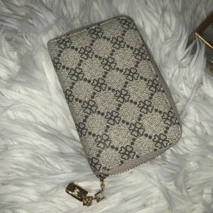 Plånbok! - Gråbeige plånbok köpt från en marknad. Nyskick - Aldrig använd!