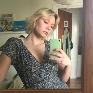 Så härlig klänning! - Så härlig svart/mörklblå omlottklänning med vita blommor! Köpt secondhand och knappt använd av mig så i superfint skick💓 Skulle uppskatta storleken till en M men passar nog en S-L då man kan knyta den☺️❤️ FRAKTEN ÄR INKLUDERAD I PRISET!