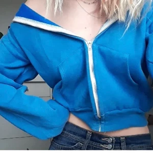 zip hoodie😇 - blå skit snygg zip hoodie som jag köpte hår på plick men senare insåg att jag hade väldigt många här hemma så därför väljer jag att sålja❤️ skit skön å bekväm!!!