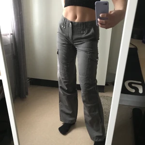 Cargo pants - Så himla fina cargopants liknande byxor med låg midja! Mörkgråa med så snygg rak passform och finaste detaljerna! Köpt dessa fina på second hand och dom var helt nya med lappen kvar och aldrig använda av mig! Ord. Pris 1295kr! 