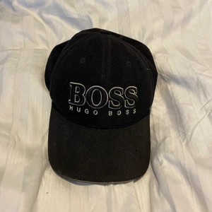 Hugo boss keps - Hugo boss keps, one size justerbar. Färg svart. Köpt för 600. Bra skick riktigt snygg