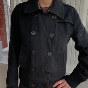 Jacka från Pepe Jeans - Svart Pepe Jeans jacka i storlek M. Känns som en S. Sparsamt använd. 