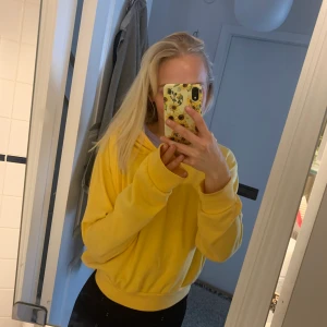 Hoodie  - Säljer denna hoodie från Bikbok som är sååå mysig och skön! Endast använd 2 gånger. 💛