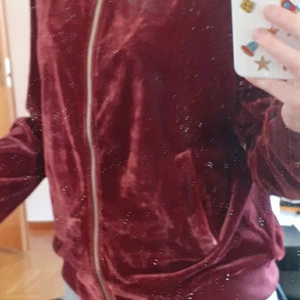 Bikbok kofta -  en vinröd skön Kofta från bikbok, storlek M, tyget glänser. Passar till allt. Använt bara några gånger. Betalning sker via swish