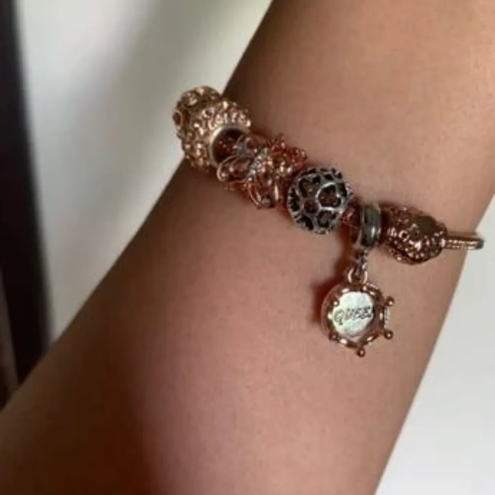 Snyggt armband som liknar Pandora. I roseguld och väldigt fint.. Övrigt.