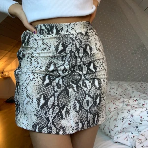 ormskinnsmönstrad kjol🐍 - fint skick, ganska tunt tyg men inte genomskinligt, säljer då den är lite för liten på mig☺️ skriv för fler bilder, inkl frakt!!