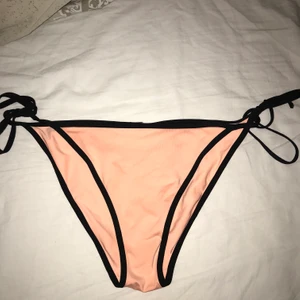 Superfina bikinitrosor. - Superfina Bikinitrosor som man knyter på sidorna. De är i nyskick använda max 2 ggr. 