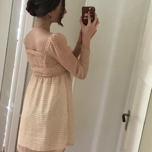 Söt klänning  - Jättefin klänning i nude/orange färg som tyvärr blivit för liten. Superfin ringning både fram och i ryggen. Kontakta för mer info ☺️☺️