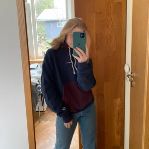 Champion hoodie - Champion hoodie i färgerna mörklila och mörkblå. Jättefin och oversized i storleken. Är en XS men funkar också på min brorsa som har storlek M.😋 