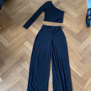 Oneshoulder set  - Svart set med oneshoulder tröja och byxor till. Jätteskönt och snyggt.🥰 Lite nopprigt, därav det låga priset. Frakt tillkommer.