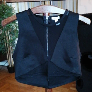Mesh crop top  - Kort topp från nelly, delvis mesh. Helt okej skick. 